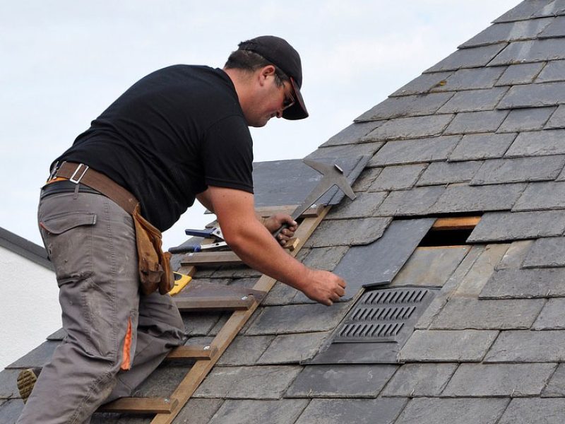 roofing-contractor-at-work